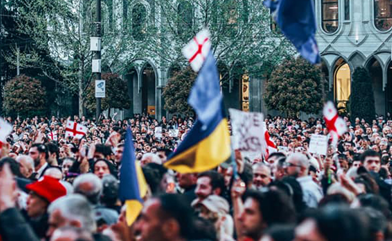 ფართომასშტაბიანი აქცია პარლამენტთან - შსს-ს პირველი გაფრთხილება აქციის მონაწილეებს