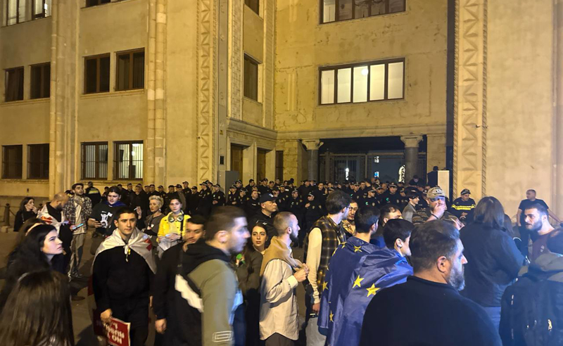 პარლამენტის უკანა შესასვლელთან სამოქალაქო აქტივისტები არიან შეკრებილები - ადგილზეა პოლიციაც