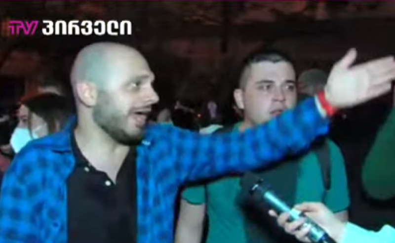 "იყვნენ ხელკეტებით და გაგვისწორდნენ იქ მყოფებს" - პარლამენტთან ვითარება დაიძაბა