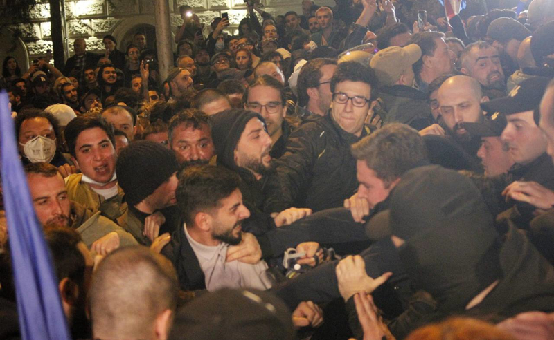 ცემა ხელკეტებით და წიხლებით - აქციის მონაწილეები სპეცრაზმელებს ძალის გადამეტებაში ამხელენ