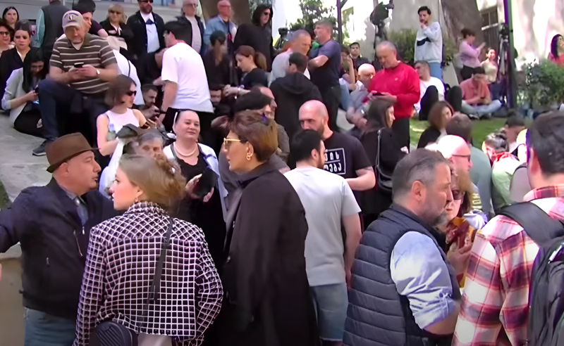 "ყველაფრისთვის მზად ვართ"- პარლამენტთან დილიდან ისევ მოქალაქეები იკრიბებიან