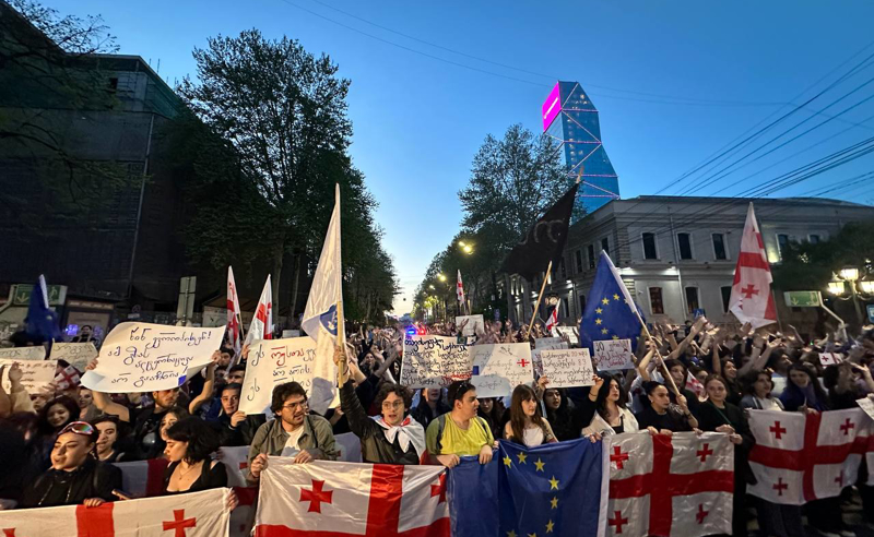ბრძოლის წინა ხაზზე სტუდენტები დგანან - მსვლელობა პარლამენტის შენობამდე