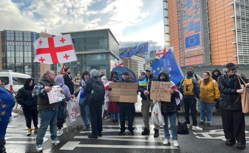 "დასანქცირდეს 83 დეპუტატი, გაყარეთ მათი ოჯახის წევრები ევროპიდან" - ემიგრანტების აქცია ბრიუსელში