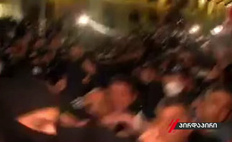 ხმაური და დაპირისპირება კანცელარიასთან - დაშავებულია "ტვ პირველის" ოპერატორი