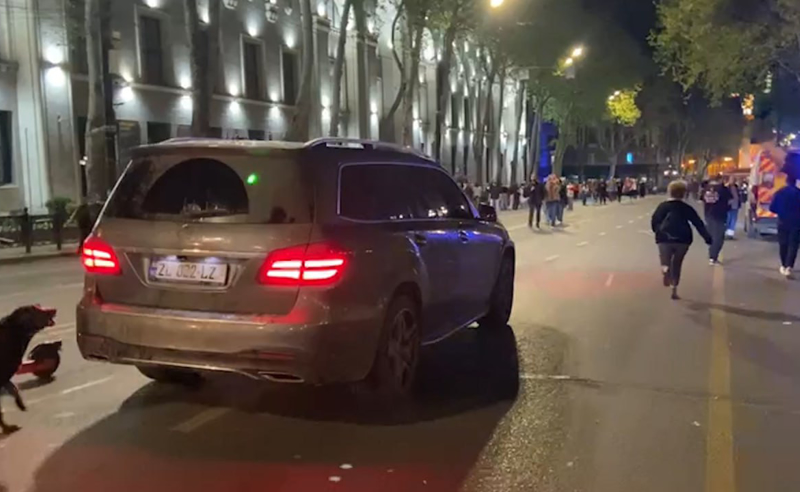 "ოცნების" პროვოკაცია? - რუსთაველზე სავარაუდოდ დიმიტრი სამხარაძის მანქანა გამოჩნდა (ვიდეო)