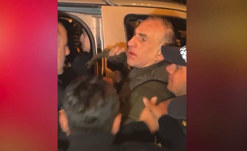 პოლიცია წაქცეულს ურტყამდა, მძიმე დაზიანებები აქვს, ნეკნის მოტეხილობა - ადვოკატი ელისაშვილზე