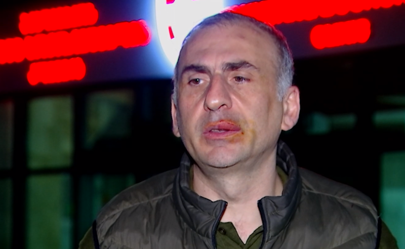 ვაჟა სირაძის მითითებით, რამდენიმე პოლიციელმა შემათრია, დაგდებულს მირტყამდნენ - ელისაშვილი
