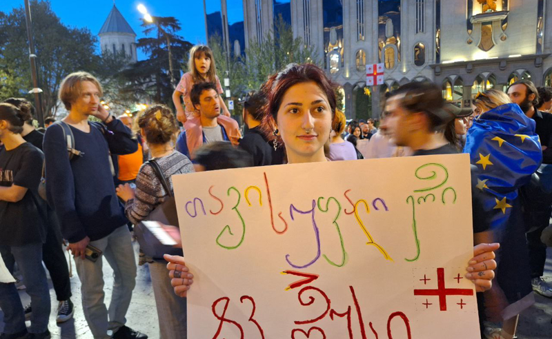 აქცია რუსული კანონის წინააღმდეგ კანცელარიასთან - კობახიძეს მისივე სტუდენტებმა მიაკითხეს