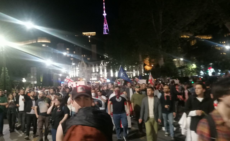 "არა რუსულ კანონს" - აქციის მონაწილეები იუსტიციის სახლისკენ მიემართებიან