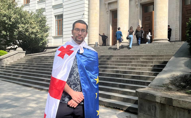 სტუდენტი, რომელიც უნივერსიტეტში საქართველოს და ევროკავშირის დროშებით მივიდა, კობახიძის ლექციაზე არ შეუშვეს