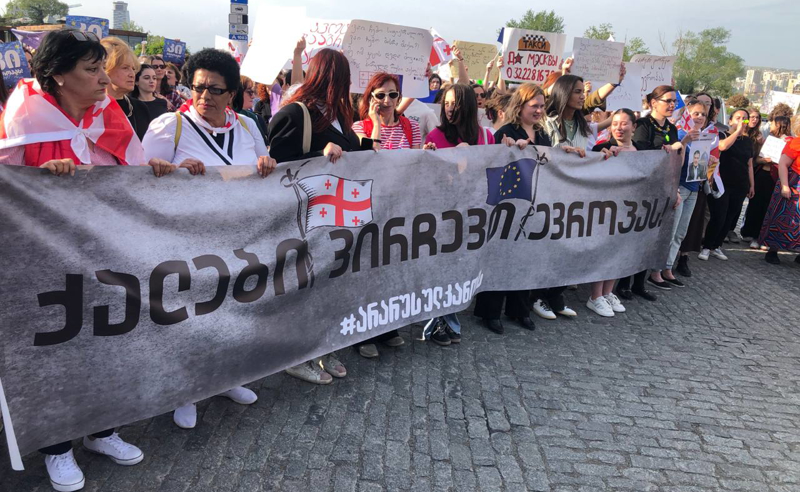  "არა რუსულ კანონს" - თბილისში ქალების მშვიდობიანი მარში დაიწყო 