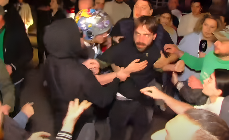 მშვიდობიანი პროტესტის მონაწილეებს უცნობი მამაკაცი დაუპირისპირდა