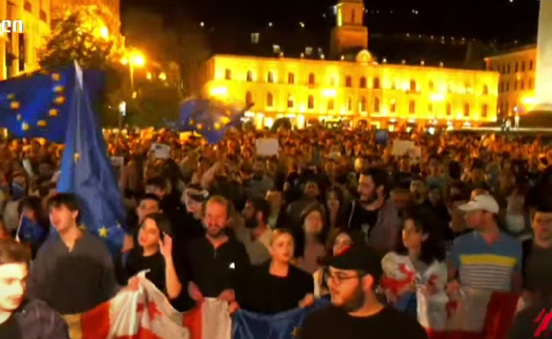 რუსული კანონის წინააღმდეგ შეკრებილმა სტუდენტებმა გეზი "ოცნების" ცენტრალური ოფისისკენ აიღეს