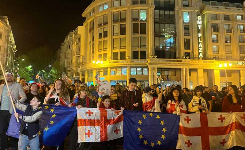 აქციის მონაწილეებმა ევროპის მოედნისკენ მსვლელობა დაიწყეს
