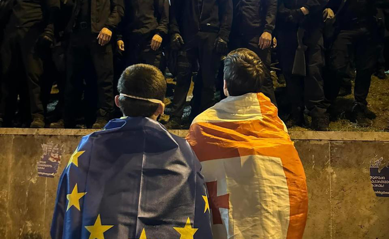 სკოლის მოსწავლეს საქართველოს დროშით მოსამართლემ 2 200-ლარიანი ჯარიმა დააკისრა