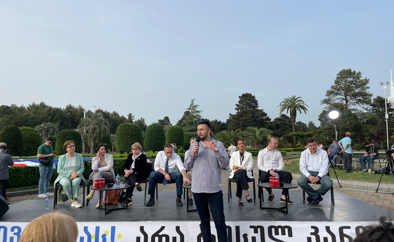 როგორც ასლანი მიაბრძანა გაბრაზებული ხალხის კორიანტელმა რუსული გემის მიმართულებით, გპირდებით გავუყენებთ ივანიშვილს რუსულ გზას - ლაშა კომახიძე
