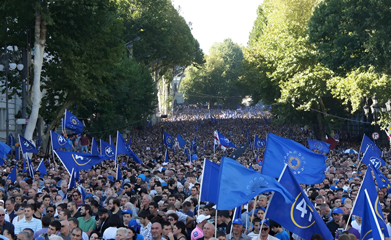 პედაგოგები, აღმზრდელები, მეეზოვეები - როგორ აგროვებს "ოცნება" რუსული კანონის მხარდამჭერი აქციისთვის ხალხს