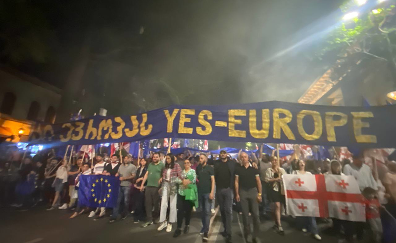 აქციის მონაწილეები ცოცხალი ჯაჭვით პარლამენტს წრეს შემოარტყამენ - მსვლელობა დაიწყო