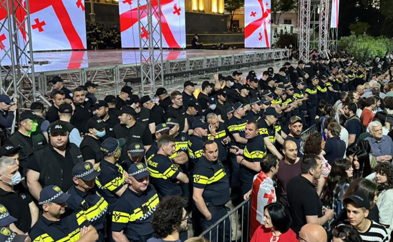 პარლამენტთან ხმაურია - პოლიცია "ქართული ოცნების" სცენას იცავს (ვიდეო)