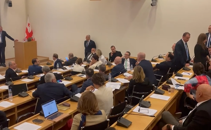 ოხანაშვილი ოპოზიციონერ დეპუტატებს პირველივე კრიტიკულ წინადადებაზე მიკროფონს უთიშავს