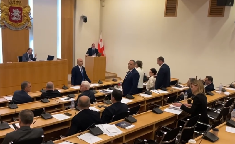 რუსული კანონის განხილვისას დარბაზს არასამთავრობო სექტორის წარმომადგენლებსაც ატოვებინებენ