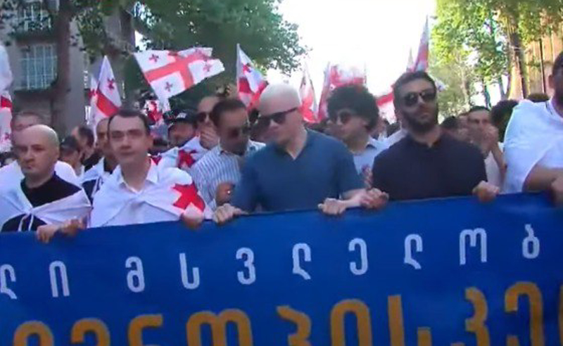 ცოტნე ივანიშვილს "ტვ პირველისგან" ცოცხალი ჯაჭვით იცავენ - "ოცნების" ახალგაზრდული განსაკუთრებული აქციით გამოირჩევა