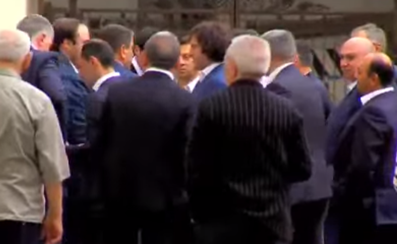 პრემიერი მინისტრებთან ერთად პარლამენტის ეზოშია და რუსთაველზე გასასვლელად ემზადება