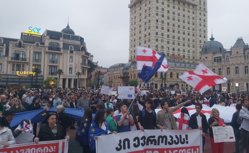 ბათუმში, ერას მოედანზე რუსული კანონის წინააღმდეგ აქცია იმართება