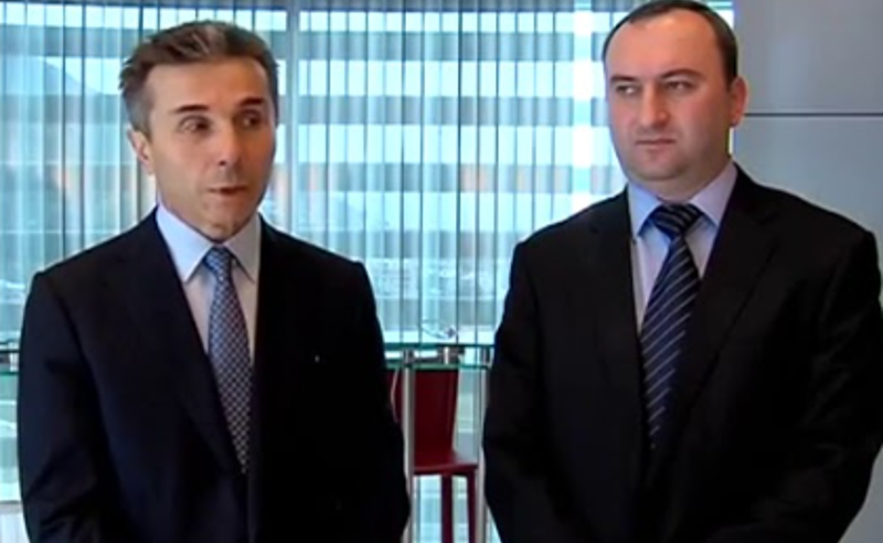 პარლამენტთან აქციაზე ბიძინა ივანიშვილი სასამართლოს იცავს 