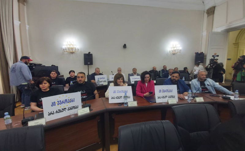 "კი ევროპას, არა რუსულ კანონს" - ბათუმის საკრებულოს სხდომაზე ოპოზიცია ბანერებით მივიდა, რასაც ხმაური მოჰყვა