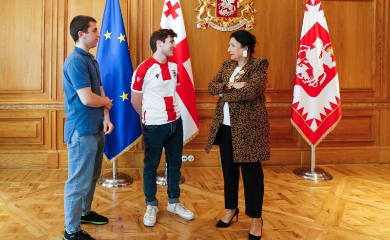 ბიჭი საქართველოს დროშით აქციიდან პრეზიდენტთან მივიდა - რა აქვს სათქმელი ზურაბიშვილისთვის სანდრო ჯოხაძეს
