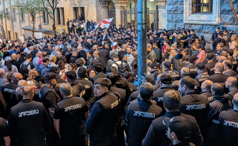 პოლიცია სტუდენტებს პარლამენტის მთავარ შესასვლელთან მოახლოების საშუალებას არ აძლევს