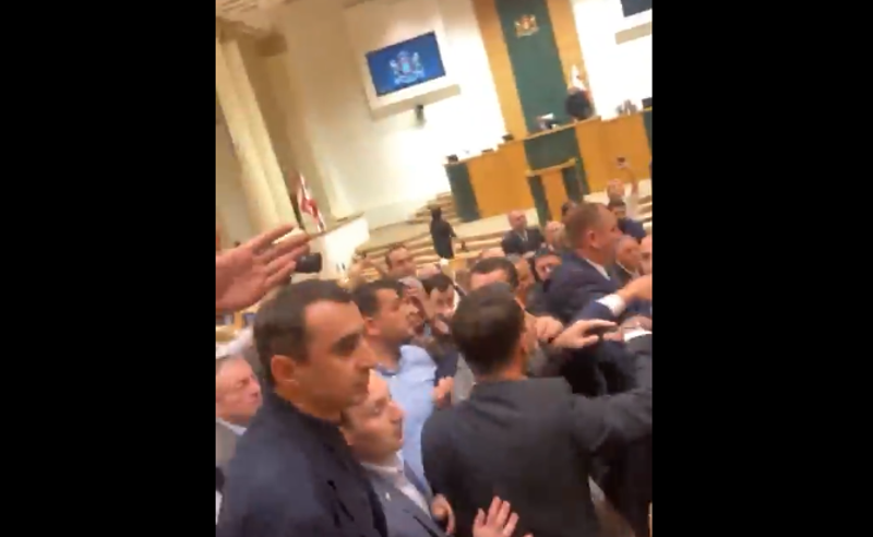 პარლამენტში ხმაური და დაპირისპირებაა