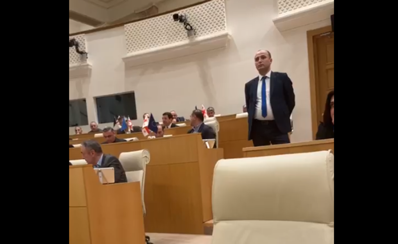 მიეცით სიტყვა ადამიანს, რომელიც კინაღამ მოკალით! - ხმაური პარლამენტში