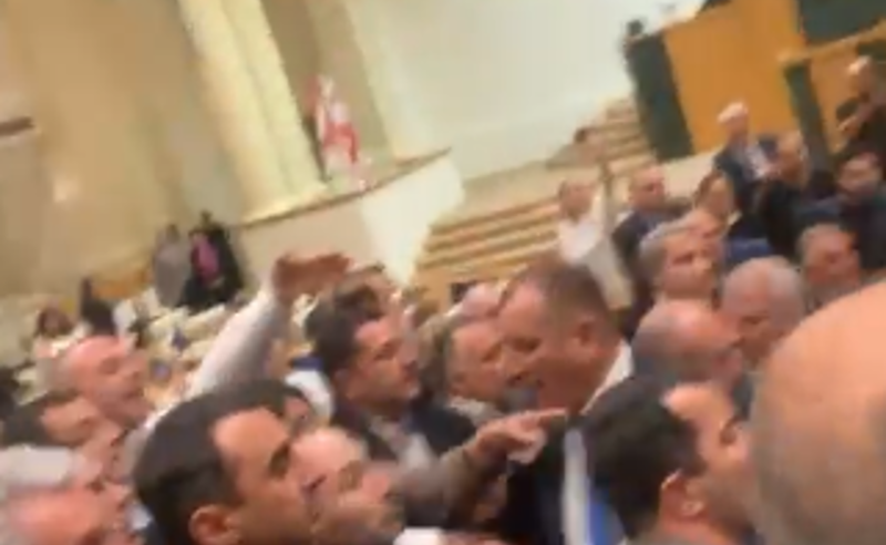 "ქალ დეპუტატებს ესროდნენ წიგნებს, ბოთლებს" - რას მოჰყვა პარლამენტში დაპირისპირება