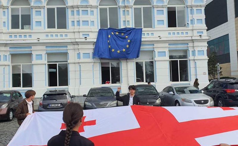ბათუმელმა სტუდენტებმა ბსუ-ის ფანჯრიდან ევროკავშირის დროშა გადმოფინეს