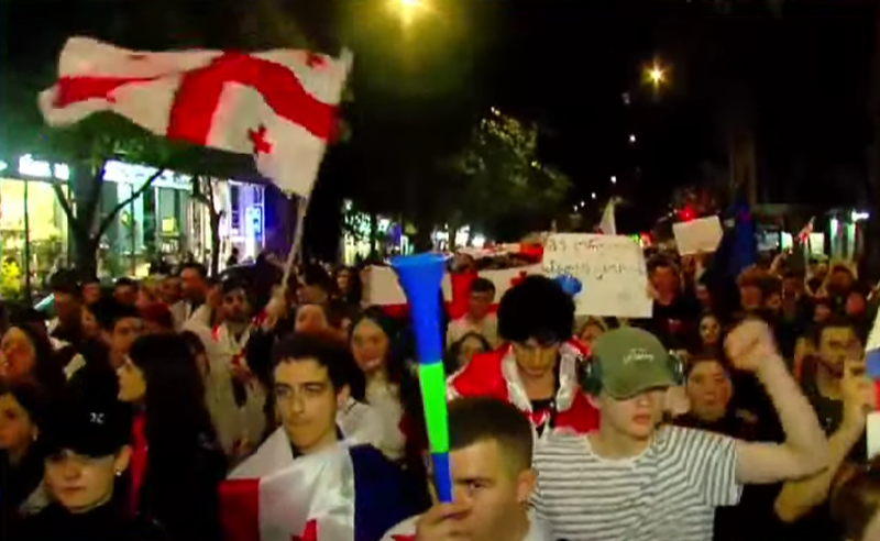 "არა რუსულ კანონს" - ახალგაზრდების მსვლელობა ბათუმშიც მიმდინარეობს