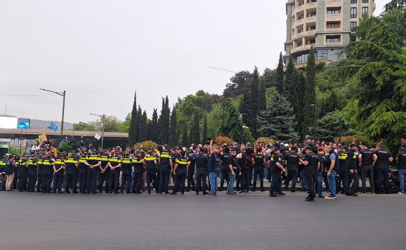 გმირთა მოედანზე საავტომობილო მიმოსვლა აღდგა - მოქალაქეების პროტესტი გრძელდება