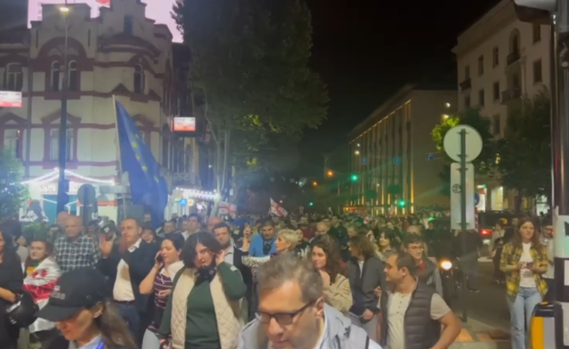 არა რუსულ კანონს - რუსთაველის გამზირიდან დემონსტრანტების ნაწილმა გმირთა მოედანზე გადაინაცვლა