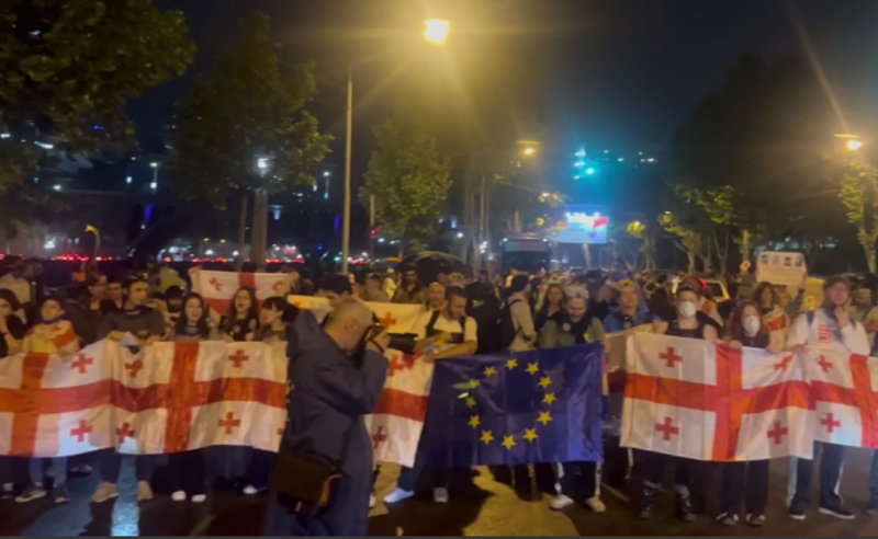 გმირთა მოედანზე აქციის მონაწილე ახალგაზრდებმა თავიანთი მოთხოვნები გამოაცხადეს