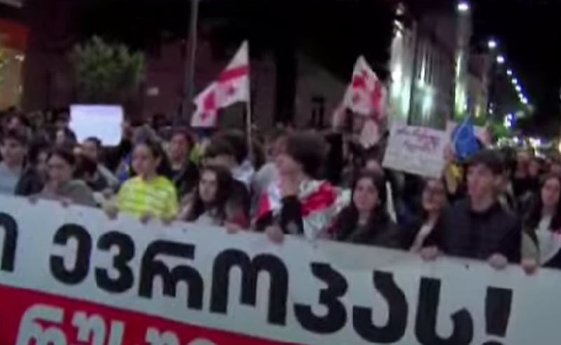 რუსული კანონის წინააღმდეგ საპროტესტო აქცია ქუთაისშიც მიმდინარეობს