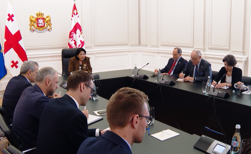 ათონელის რეზიდენციაში ევროკავშირის ქვეყნების ელჩები იმყოფებიან - პრეზიდენტი დიპლომატებს დახურულ კარს მიღმა ესაუბრება