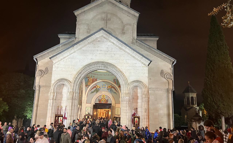 რუსთაველის გამზირი ისევ გადაიკეტა - ქაშუეთის ეზო გადაივსო