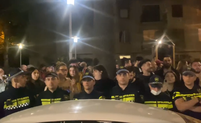 "თქვენ მოგიწევთ მაგ კანონით ცხოვრება" - რა ხდება აბაშიძის სახლთან, სადაც პოლიციის დიდი რაოდენობაა მობილიზებული