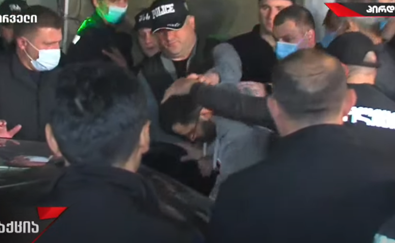 "ამბობს, რომ ეს იყო პასუხი მის აქტიურობაზე" - ადვოკატებმა უჩა აბაშიძე მოინახულეს