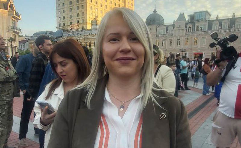 რუსული კანონის წინააღმდეგ ბათუმში მიმდინარე აქციას საჯარო მოხელე შეუერთდა