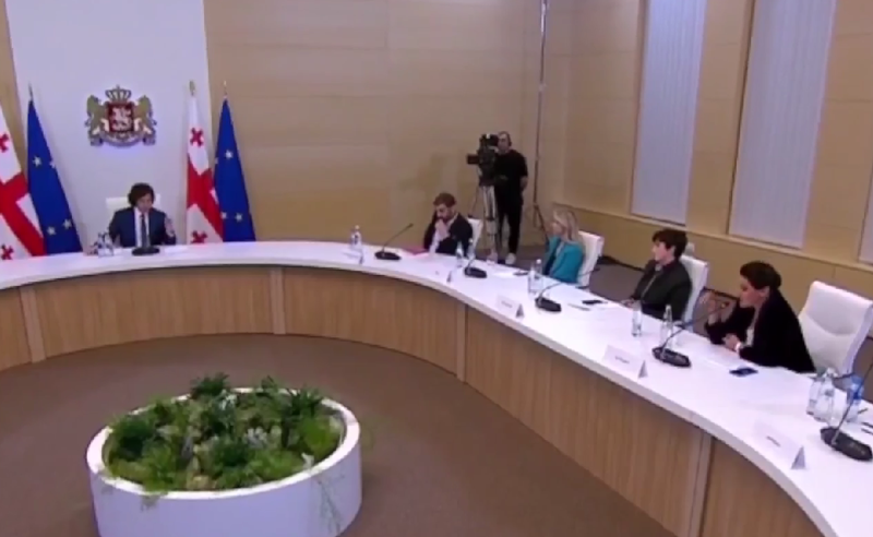 კრიტიკული ტელევიზიების თოქ-შოუების წამყვანებმა პრემიერთან შეხვედრა დროებით დატოვეს