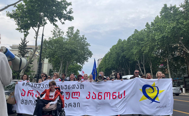 “არა რუსულ კანონს! - კი ევროპას!" - „ექსპო ჯორჯიადან“ მარჯანიშვილის მოედნისკენ დედების მსვლელობა მიმდინარეობს