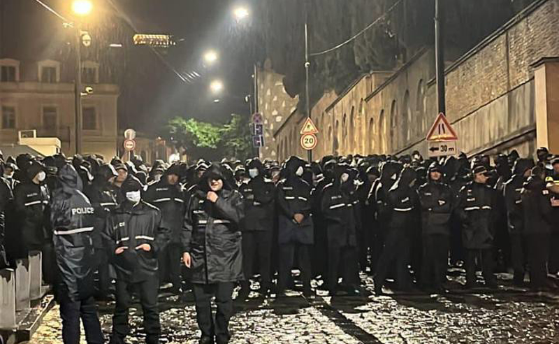 "ქართული ოცნების" ოფისთან პოლიციის უპრეცედენტო მობილიზებაა