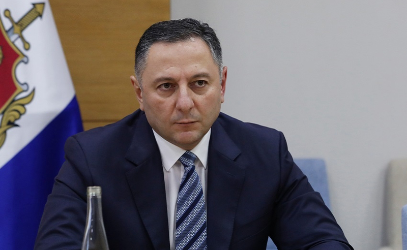 შს მინისტრი 4 წლიანი პატიმრობით ემუქრება ყველას, ვინც დეპუტატებს რუსული კანონის მიღებაში ხელ შეუშლის